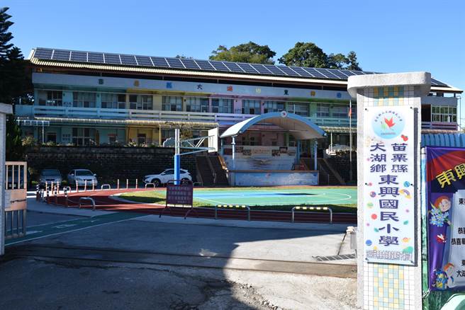 苗栗县大湖乡东兴国小全校只有19名学生。（谢明俊摄）