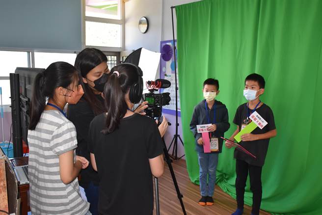 东兴国小学生自拍摄行销短片来行销社区栽种的草莓。（谢明俊摄）