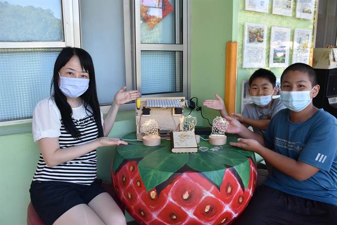 东兴国小数位课程中还包括利用雷雕制造纪念小物，搭配行销社区草莓。（谢明俊摄）