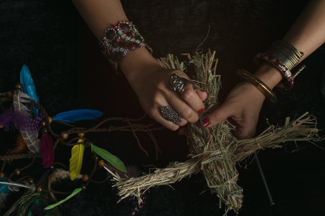 召魂術（necromancy，字源是希臘文的 nekros「死亡」和 manteia「占卜」）背後的基本假設是將死之人正在接近某種關口，已死之人已經通過那道關口，這兩種人知道的都比活人要多。（圖/ shutterstock）