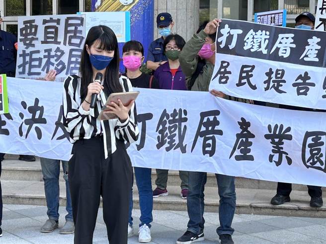 反打铁厝产业园区自救会委托律师黄馨雯强调，打铁厝产业园区预定地依彰化县国土计画定位是「农业发展地区」。（吴敏菁摄）