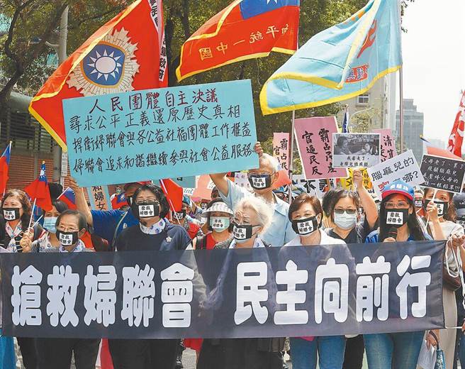 妇联会昔日上街头抗议。（本报资料照片）