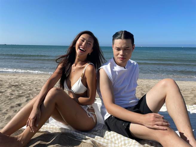 聖結石上薔薔網路節目，相談甚歡。（NNYNETWORK提供）