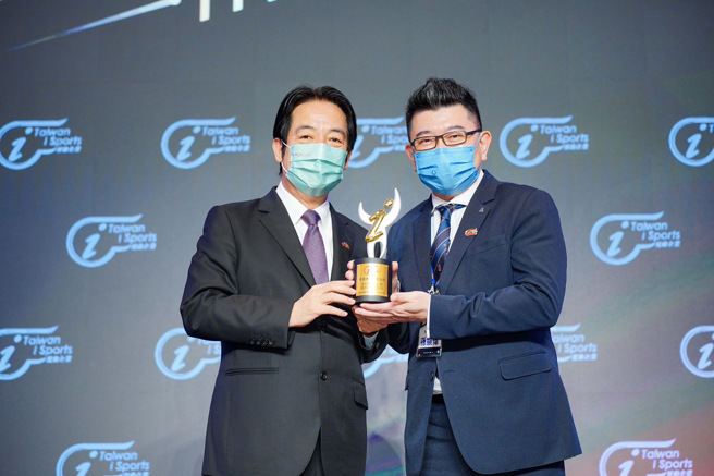 赖清德副总统（左）亲自颁发运动企业认证奖座予永信药品孙显伟总监（右）。(永信药品提供)
