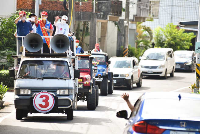 国民党高雄市长候选人柯志恩（右）6日在前高雄市副市长李四川（左）以及高雄市议员候选人林义迪（中）陪同下，在旗美地区车队扫街，沿途获得民眾热情招呼。（资料照/林雅惠摄）