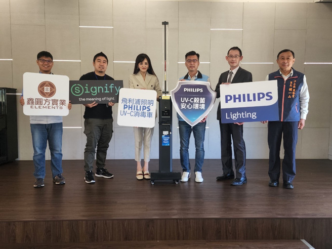 鑫圆方实业(飞利浦特殊照明台湾总代理)副董事长林钰霏(左三)、台湾昕诺飞专案业务总监龚柏丞(左二)、洪国维校长(左四)、赖一山里长(左六)、赖品妤立委团队(左一)、赖朝伟家长会长(左五)。(戴志扬翻摄)