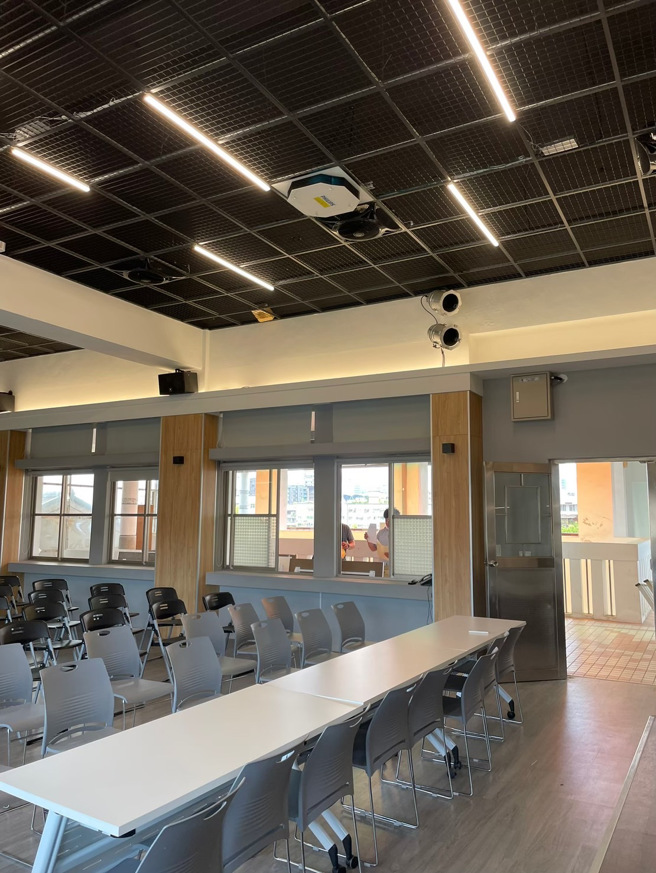 台湾飞利浦照明与鑫圆方实业携手捐赠「飞利浦UVC上层空气消毒灯」给白云国小视听教室。(戴志扬翻摄)