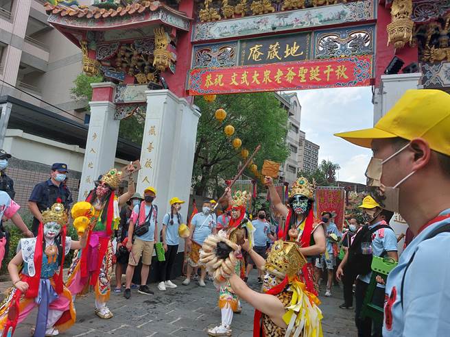 新北市府2020年推動「輔導宗教團體辦理民俗遶境作業計畫」，跨局處、跨域全面輔導宮廟遶境活動，落實事前協調、事中稽查、事後檢討等步驟，迄今已輔導約270萬，參與遶境信眾近6萬人次。（蔡雯如攝）