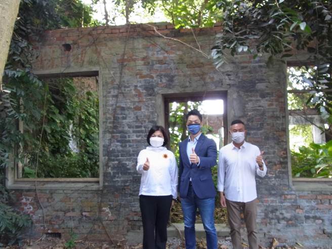 云林县虎尾眷村建国1村丁栋启用，「云林外孙」蒋万安（中）访外婆故居。（张朝欣摄）