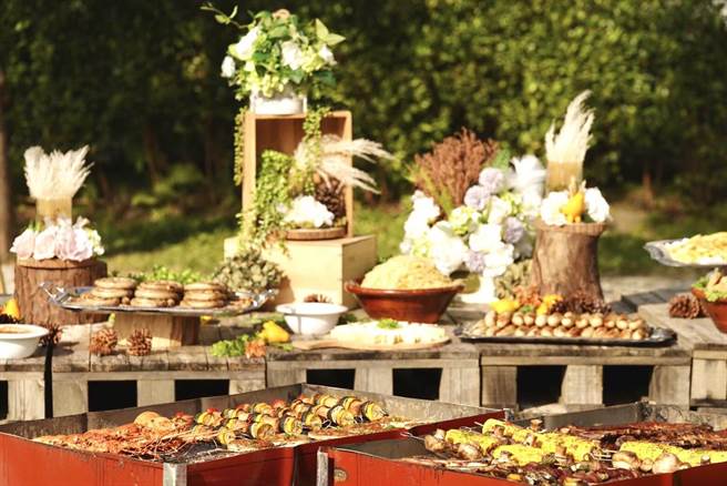 落羽松星空派對可享用到炭烤豪華海陸盤等30餘道美味菜色，採「半自助Semi-buffet」。(青青食尚花園會館提供)