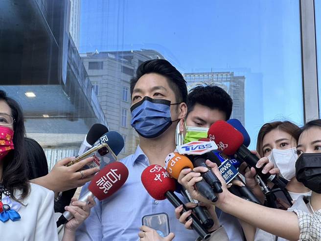 蒋万安今天下午出席出席「2022华人公益节」暨「2022公益大使」授证典礼前说明，反莱猪不反美猪。（杨亚璇摄）