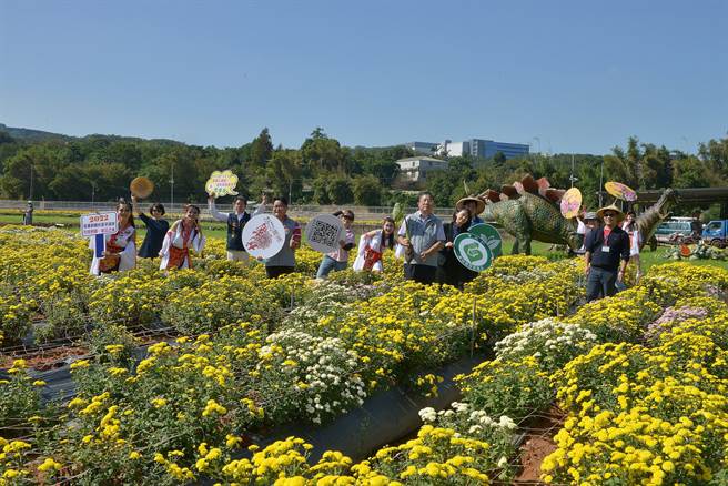 苗栗县政府秘书长陈斌山、铜锣乡长谢昌年等人为活动宣传。（苗栗县政府提供／李京升苗栗传真）