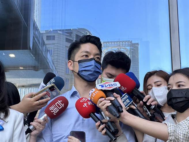 国民党台北市长候选人蒋万安昨抛出当选后拟恢復骑乘YouBike前30分钟免费，遭无党籍候选人黄珊珊讥「草包」，蒋万安出席「2022华人公益节」时回应，希望展现鼓励绿运输、提高公共运输使用率。（杨亚璇摄）