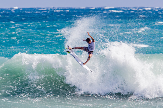 台湾国际衝浪公开赛12日台东金樽登场。(台东县政府提供)