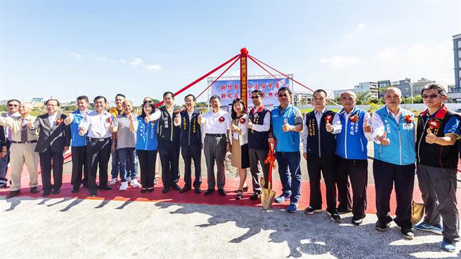 湖口高中迁校工程开工，湖口乡竞选乡长、县议员、代表及村长的候选人多到场。县长杨文科（中）指湖口高中迁校是新竹县教育界的新里程碑。（罗浚滨摄）