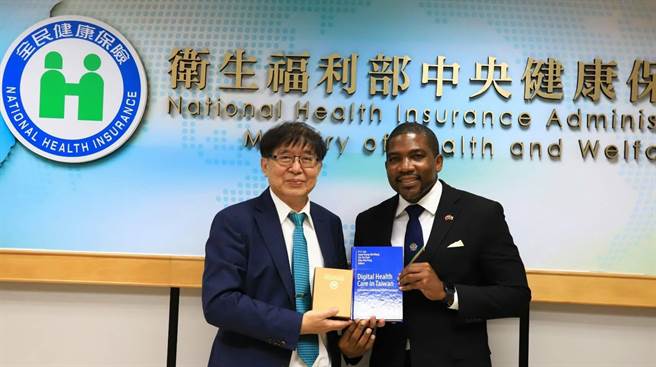 圣克里斯多福及尼维斯联邦总理率高层官员一行9人今造访健保署，署长李伯璋亲自接待。（健保署提供／林周义台北传真）