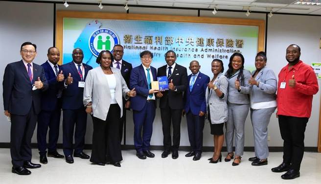 圣克里斯多福及尼维斯联邦总理率高层官员一行9人今造访健保署，署长李伯璋亲自接待。（健保署提供／林周义台北传真）