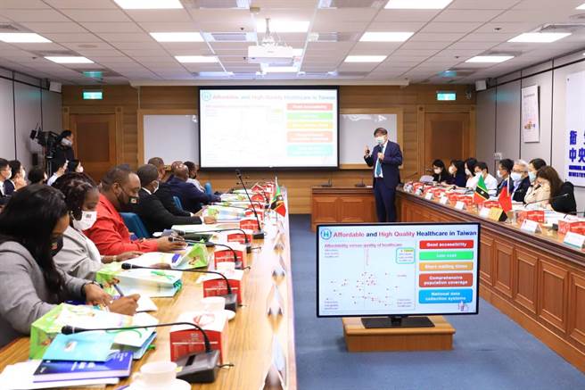 健保署长李伯璋亲自向德鲁总理简报全民健保自1995年3月1日实施以来保障全民健康的成就，及其重要政策与措施。（健保署提供／林周义台北传真）