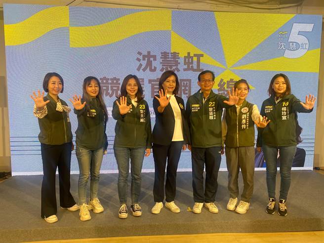 沈慧虹今天在党籍市议员候选人的陪同下，发表竞选官方网站。（陈育贤摄）