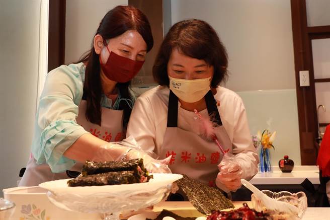 嘉义市长黄敏惠（右）在美n共学堂体验做菜。（嘉义市政府提供／廖素慧嘉市传真）
