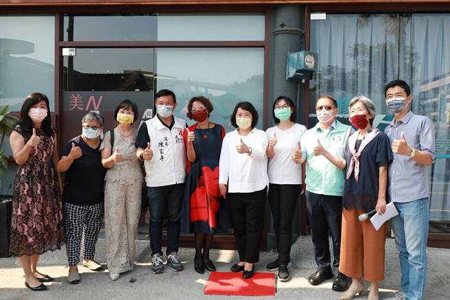 嘉义市长黄敏惠（右五）为美n共学堂及高修音乐研习所揭幕。（廖素慧摄）