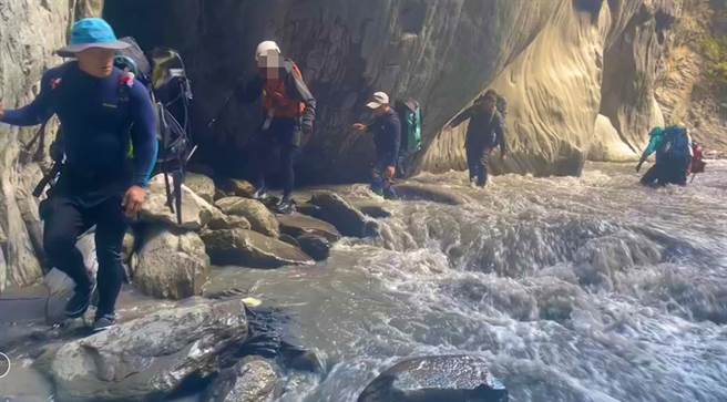 3名山友变更路线，改走万大南溪水路，因无法涉溪受困报案，消防员协助脱困。（民眾提供／杨静茹南投传真）