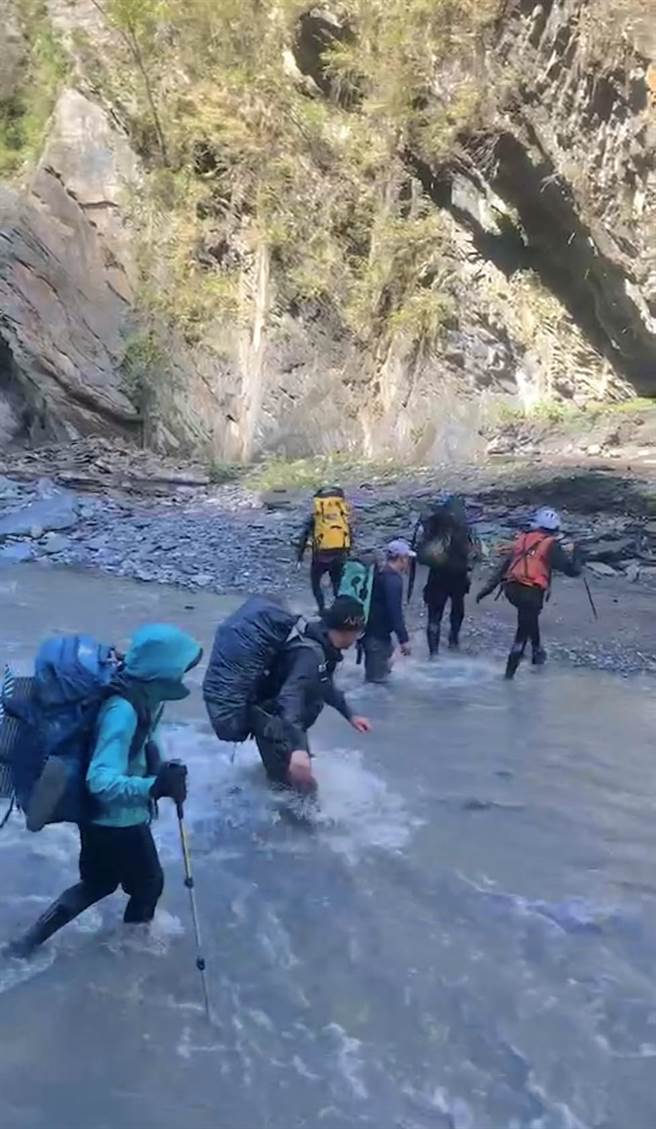 受困的3名山友，跟着搜救人员成功涉溪脱困。（民眾提供／杨静茹南投传真）