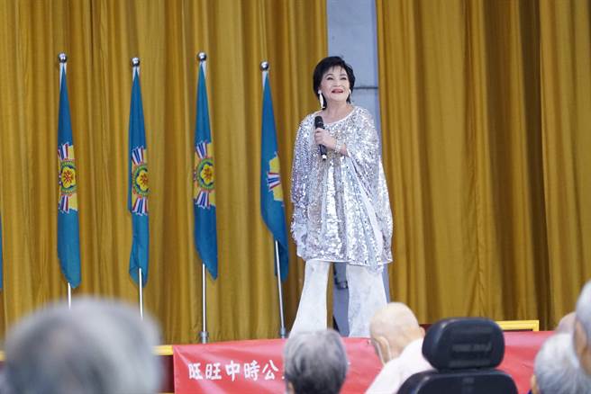 蔡衍明爱心基金会、中国时报携手华新医材集团，9日到彰化田中荣家、中彰荣家，举办「让爷奶成为心中的宝」公益演唱会。（吴建辉摄）