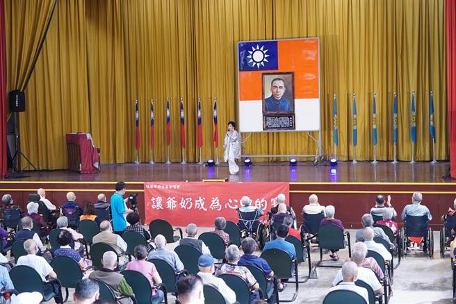 田中荣家主任史浩诚特别颁发感谢状感谢蔡衍明基金会，他说田中荣家已经2年没开放，如今疫情趋缓，蔡衍明基金会就将欢乐带来荣家，真的相当感谢。（吴建辉摄）