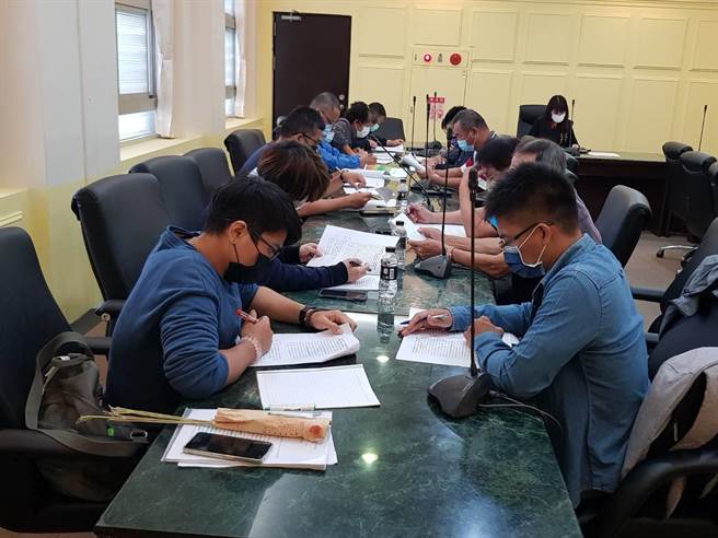 花莲县政府邀农田水利署花莲管理处、农粮署东区分署、花莲区农改场与南区乡公所讨论震灾灌溉设施、田埂毁损及农田隆起、凹陷整復作业。（花莲县府提供／王志伟花莲传真）