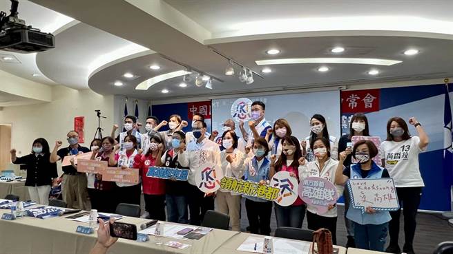 国民党行动中常会今下午2时在高雄登场，眾人高喊「柯志恩冻蒜」、「议员全垒打」。（柯宗纬摄）