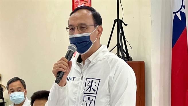 国民党主席朱立伦直夸，柯志恩这只小虾米，逐渐变有战斗力的龙虾。（柯宗纬摄）