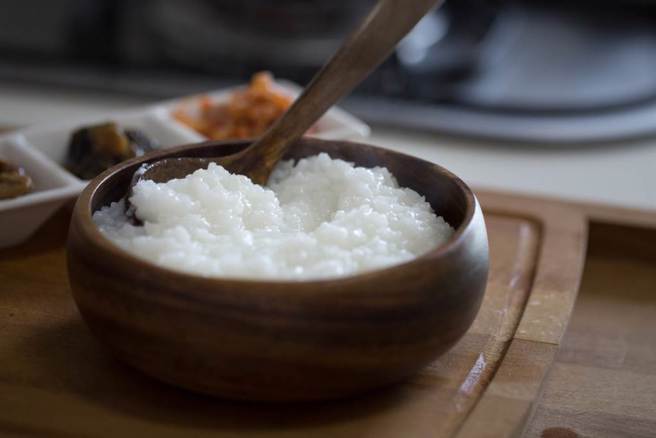 不少人认为清粥小菜很清淡，但医师表示，有些配料其实是健康地雷，吃多了恐会造成血压攀升。(示意图/达志影像)