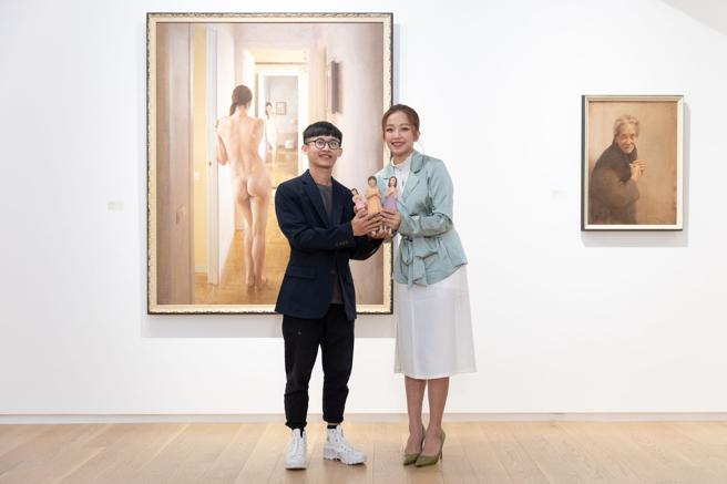 艺人赖慧如于今年七月间受邀参与知名艺术家江基名「浮雕肖像计画」，赖慧如与阿嬷及女儿之间最深刻的感情，透过江基名巧手被刻划出来，如今作品完成赠予赖慧如。