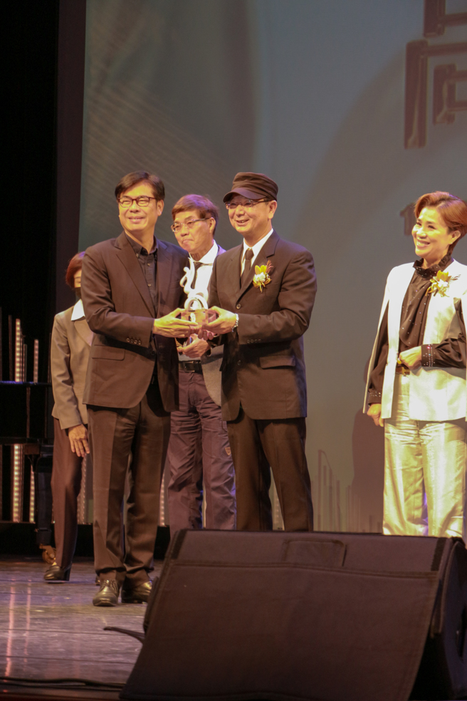 李志蔷今年以文学和电影双栖身分，荣获「2022高雄文艺奖」的殊荣，坚强实力深受外界高度肯定。(照片/义守大学提供)