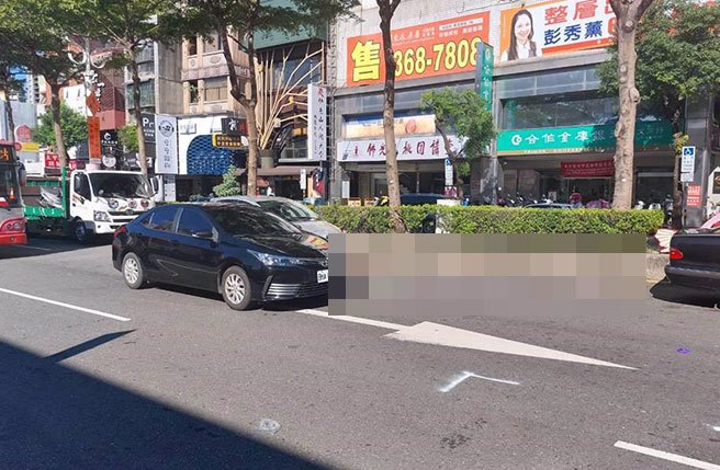 桃园市桃园区1名男性驾驶今天下午驾车与62岁陈姓机车骑士及9岁女儿发生车祸，陈男跟女儿遭撞击后疑似撞上分隔岛，女儿当场死亡，爸爸送医后不治。（读者提供）