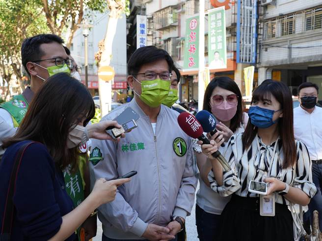 新北市長侯友宜將在10日正式請假投入選戰，民進黨新北市長候選人林佳龍9日酸侯友宜早就開啟競選模式，像是把市府當作競選辦公室發新聞稿做攻防，更稱他是選半年市長。(黃敬文攝)
