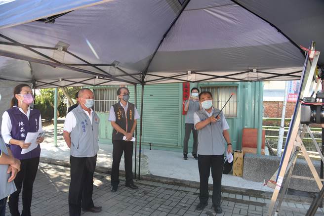 苗栗县长徐耀昌等人聆听简报。（李京升摄）