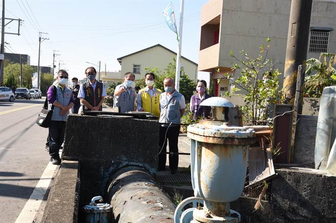 苗栗县长徐耀昌等人前往勘查施工进度。（李京升摄）