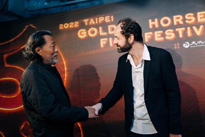 金马执委会主席李屏宾（左）与坎城导演双周艺术总监朱利安雷杰合影。（金马提供）