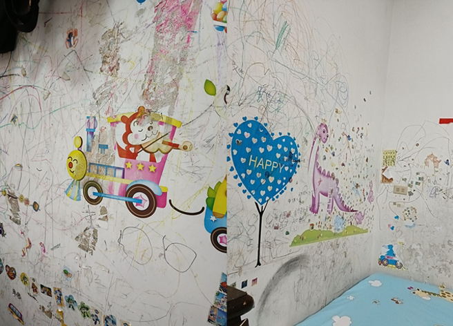 另外也有网友分享自己家中小孩的杰作。（翻摄自脸书爆废公社公开版）