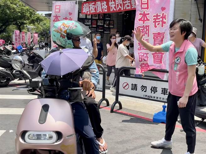 台中市议员候选人陈俞融说，自己学生时期常逛一中街，但受疫情影响，加上市府没有长期目标与规画，让一中街面临衰退。（陈俞融提供／张亦惠台中传真）