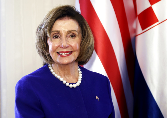 美國民主黨眾院議長裴洛西（Nancy Pelosi）大讚民主黨在期中選舉中表現「超乎預期」，英國《衛報》（The Guardian）也評論，民主黨本屆上演大「驚奇」。（資料照／美聯社）