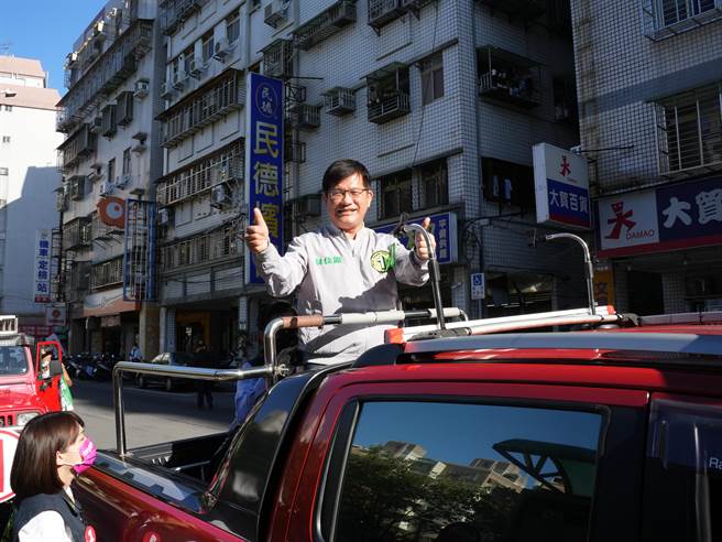 民进党新北市长候选人林佳龙今(9)日下午在新庄街头进行车队扫街，立法委员吴秉叡、新北市议员锺宏仁以及市议员候选人翁震州、林秉宥也随行扫街活动。(黄敬文摄)