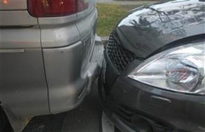 警方獲報肇事駕駛不下車，沒想到一瞧車內竟藏42包毒。（翻攝照片／高雄洪靖宜傳真）