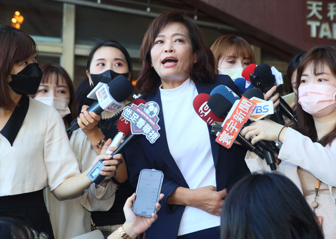 民眾黨新竹市長候選人高虹安涉嫌貪汙等爭議不斷，其9日又自稱，因為要證明清白，故查找資料導致過度疲勞，所以才住院，再度引發論戰。民進黨新竹市長候選人沈慧虹（中）出席中央黨部「延續五星光榮 進步永不回頭」記者會前受訪表示，「祝福高委員早日康復」。（張鎧乙攝）