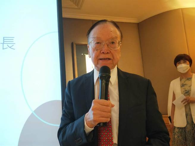 癌症治疗权威陈光耀分享，早在55年前，他就在美国参与免疫治疗的动物肿瘤实验，但直到最近20年才进入主流医学，成为癌症控制新契机。（王家瑜摄）