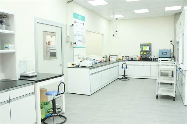 嘉义市果菜市场质谱仪设备农药检验室。（廖素慧摄）