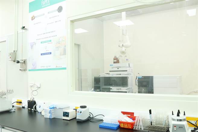 嘉义市果菜市场农药检验室质谱仪检验设备。（嘉义市政府提供／廖素慧嘉市传真）