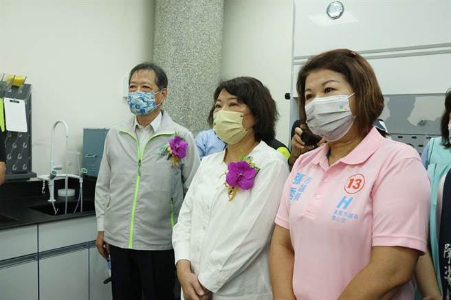嘉义市长黄敏惠（中）参观全新质谱仪农药设备的农药检验室。（廖素慧摄）